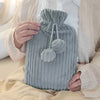 Bouillotte en Fourrure à Pompons Gris